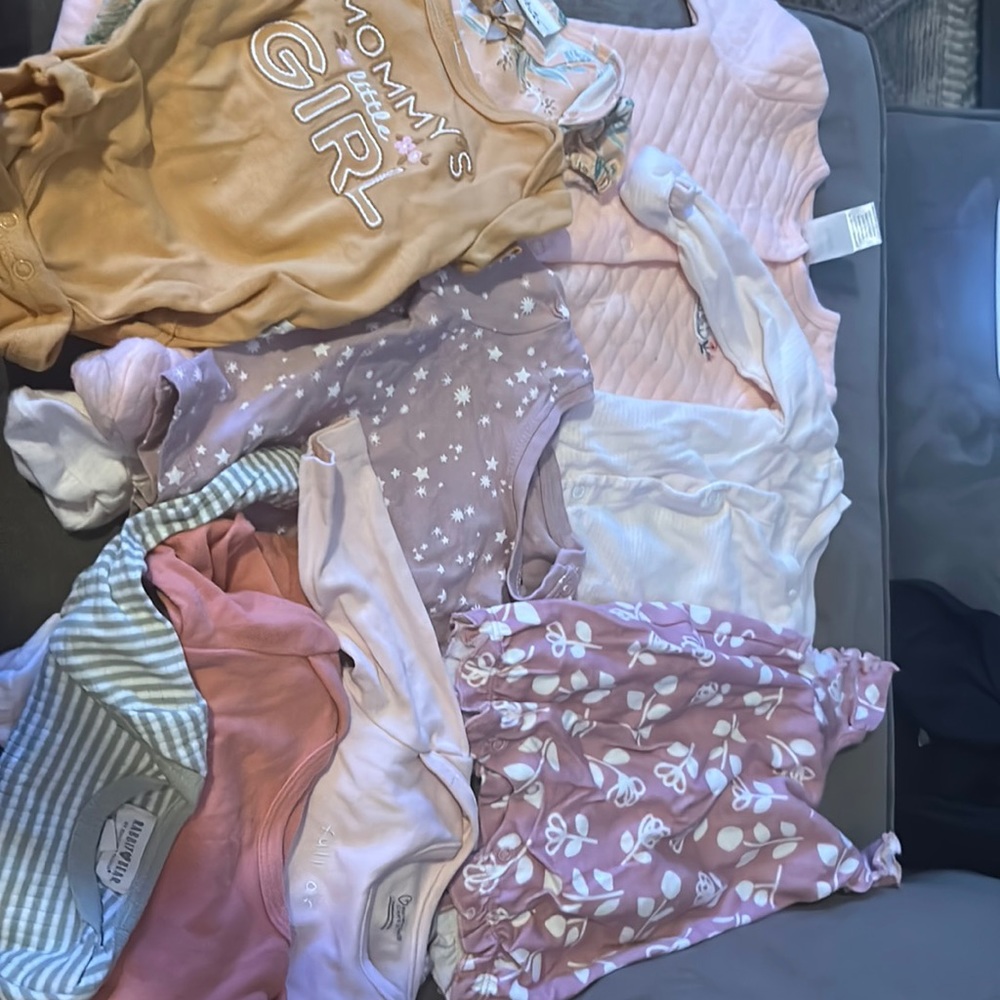 Bundle of 0-3 Mo baby girls clothes!
